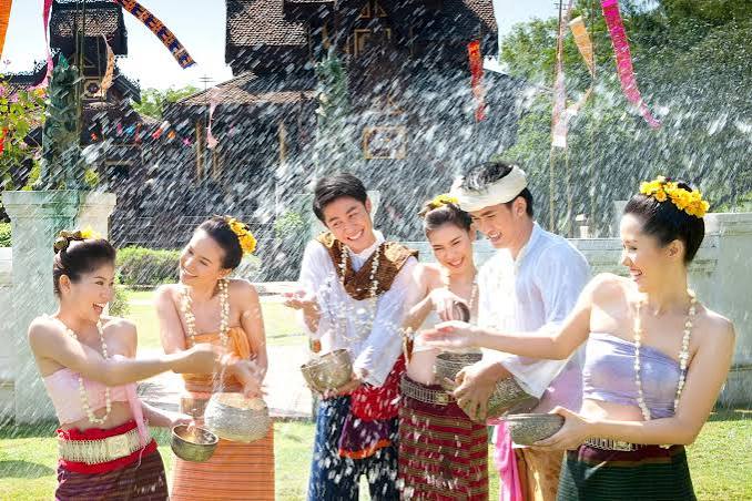 Người dân và du khách té nước trên đường phố Bangkok vào ban ngày