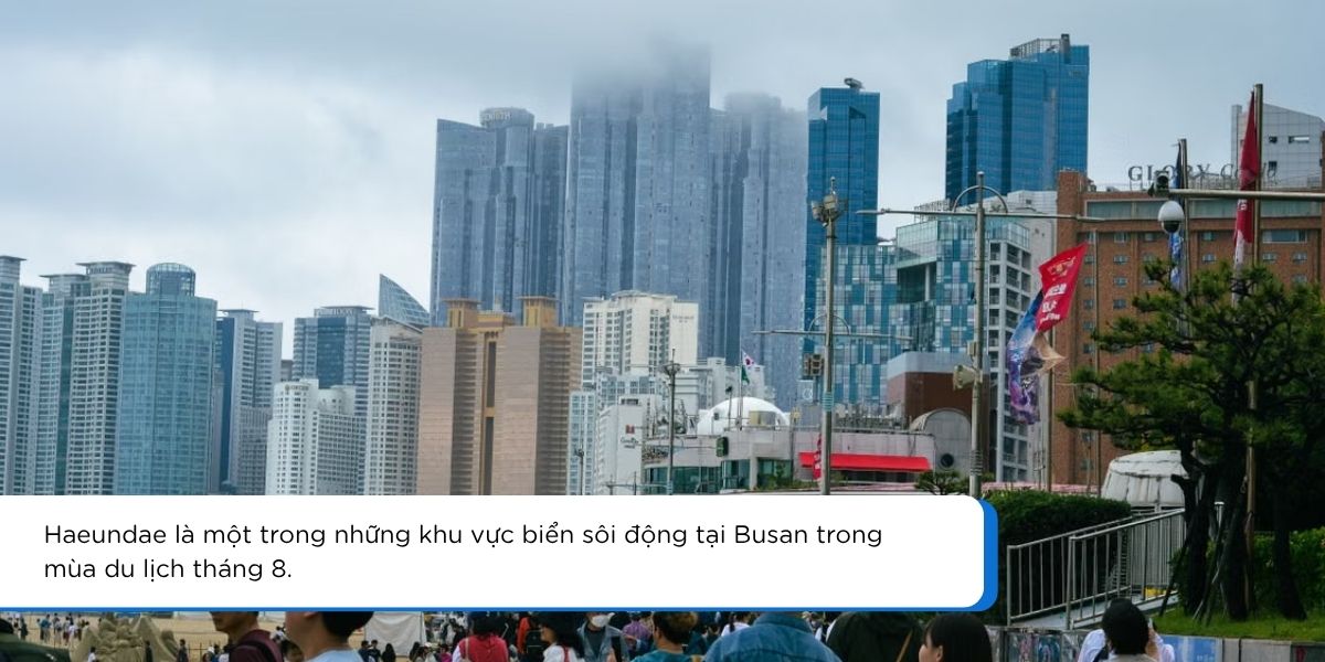 Du khách tại bãi biển Haeundae ở Busan vào mùa hè
