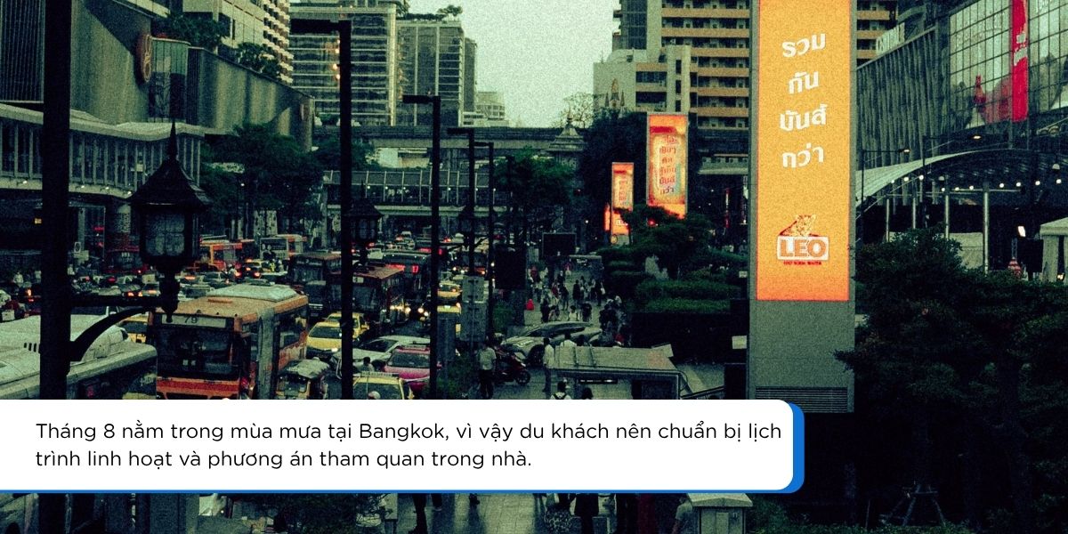 Đường phố Bangkok trong một ngày mưa vào mùa du lịch tháng 8