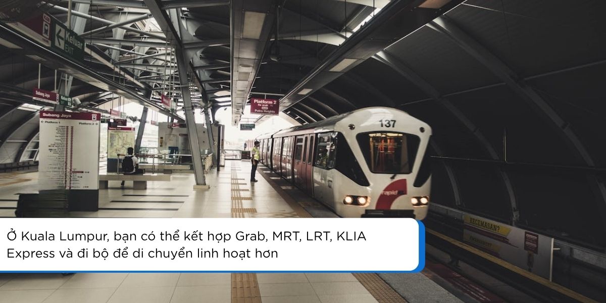 Du khách dùng điện thoại để tra đường và di chuyển bằng Grab MRT LRT khi du lịch Malaysia
