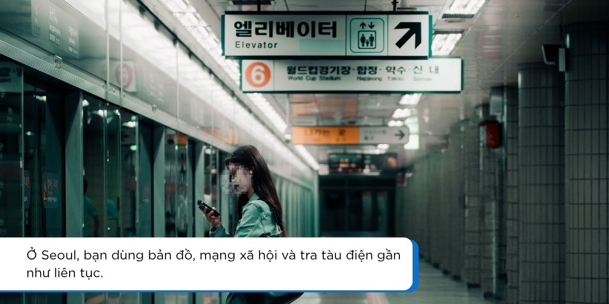 Du khách dùng điện thoại khi đi du lịch Hàn Quốc để tra bản đồ và dùng eSIM
