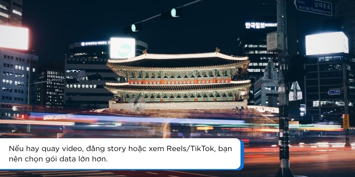 Du khách quay video và đăng story khi du lịch Hàn Quốc tốn nhiều data eSIM