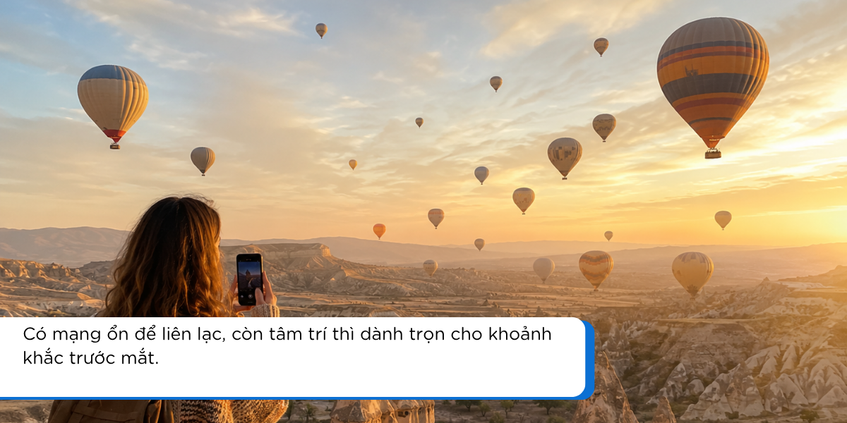 Du khách dùng eSIM Thổ Nhĩ Kỳ khi ngắm bình minh Cappadocia