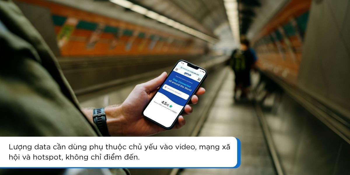 Du khách dùng eSIM Thái Lan khi di chuyển tại Bangkok và Phuket