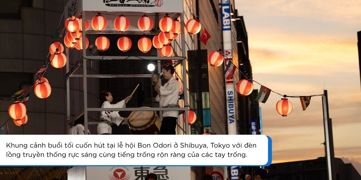 Đám đông dự lễ hội đêm mùa hè Nhật Bản dưới ánh đèn lồng