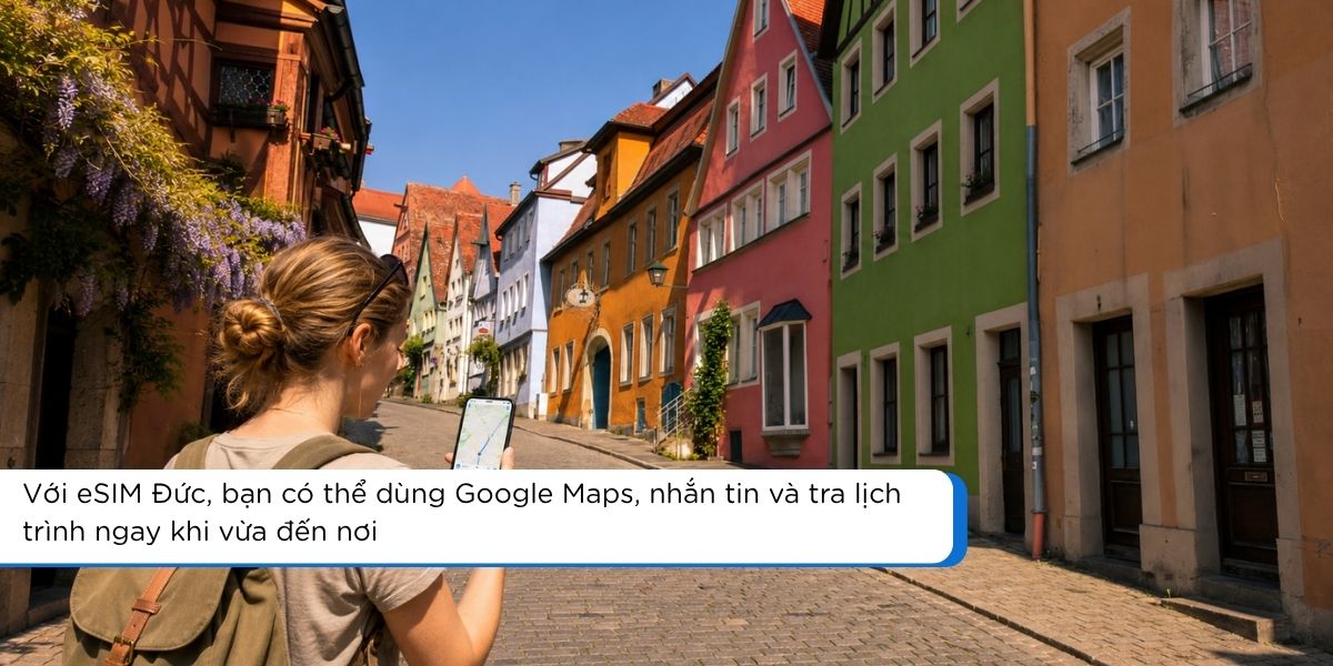 Du khách sử dụng eSIM Đức để tra Google Maps khi đi bộ trong thành phố