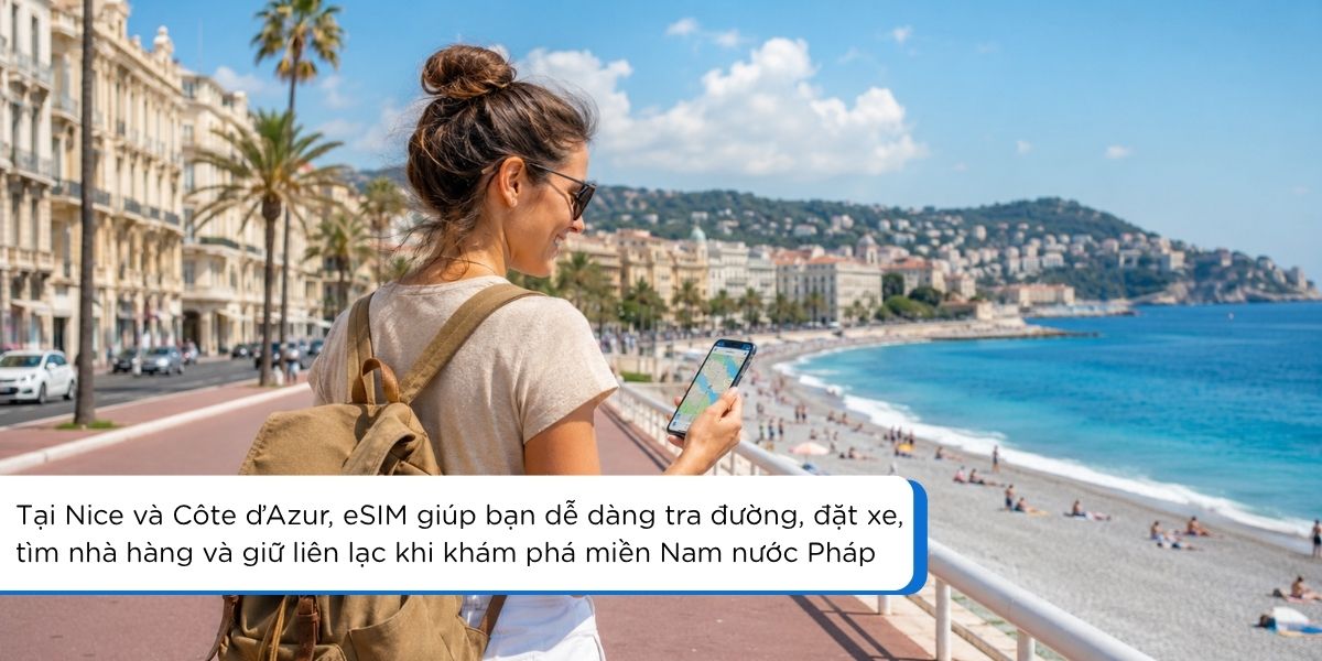 Du khách dùng eSIM Nice khi đi dạo ven biển Côte d’Azur và tra bản đồ trên điện thoại