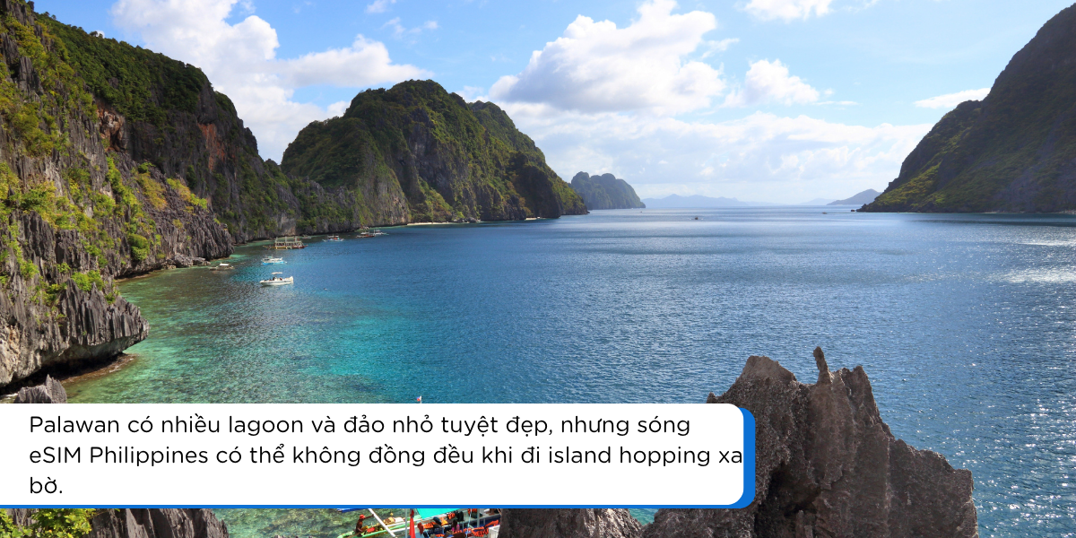 Du khách đi island hopping ở Palawan, nơi eSIM Philippines có thể yếu sóng khi tàu ra xa bờ.