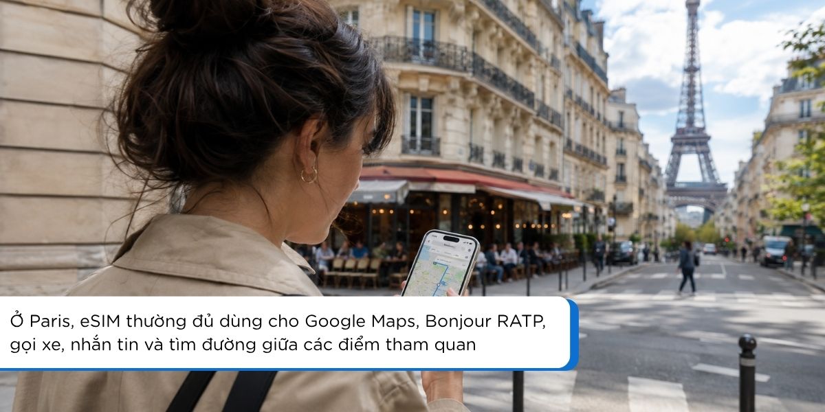 Du khách tra Google Maps bằng eSIM Paris khi đi bộ khám phá trung tâm Paris