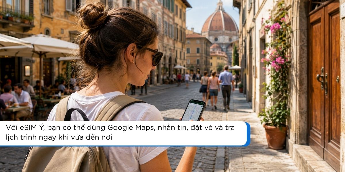 Du khách sử dụng eSIM Ý để tra Google Maps khi đi bộ trong thành phố