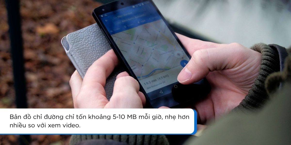 Du khách dùng Google Maps chỉ đường trên điện thoại khi đi du lịch