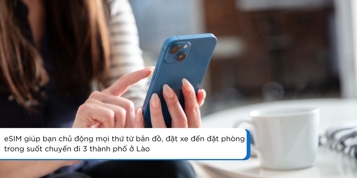 khach du lich xem ban do lao tren dien thoai de len lich trinh vientiane vang vieng luang prabang voi esim