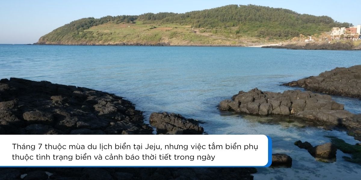 Bãi biển Hamdeok tại đảo Jeju vào mùa hè