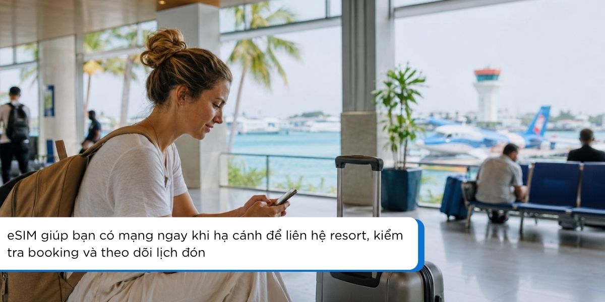 Du khách dùng điện thoại tại sân bay Male trước khi di chuyển về resort Maldives