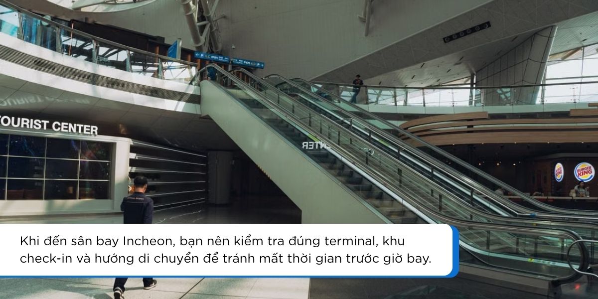 Bên trong sân bay Incheon với khu vực thang cuốn và hành khách di chuyển