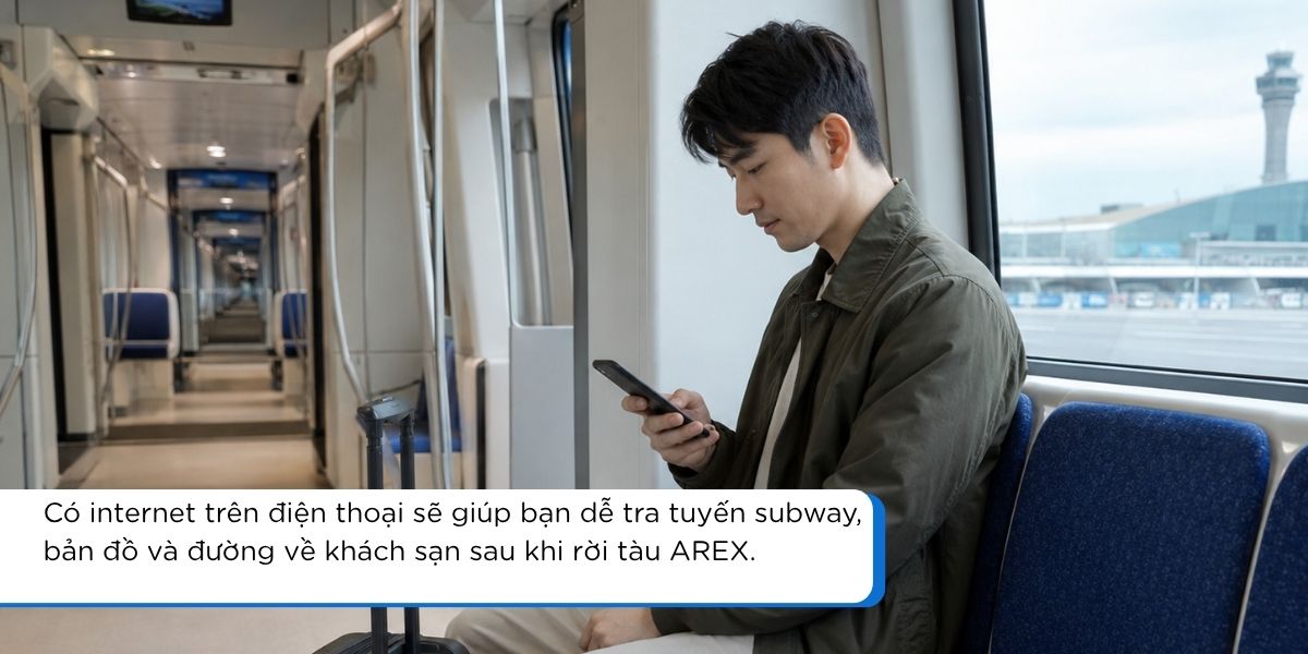 Du khách dùng điện thoại tra tuyến tàu khi đi AREX về Seoul