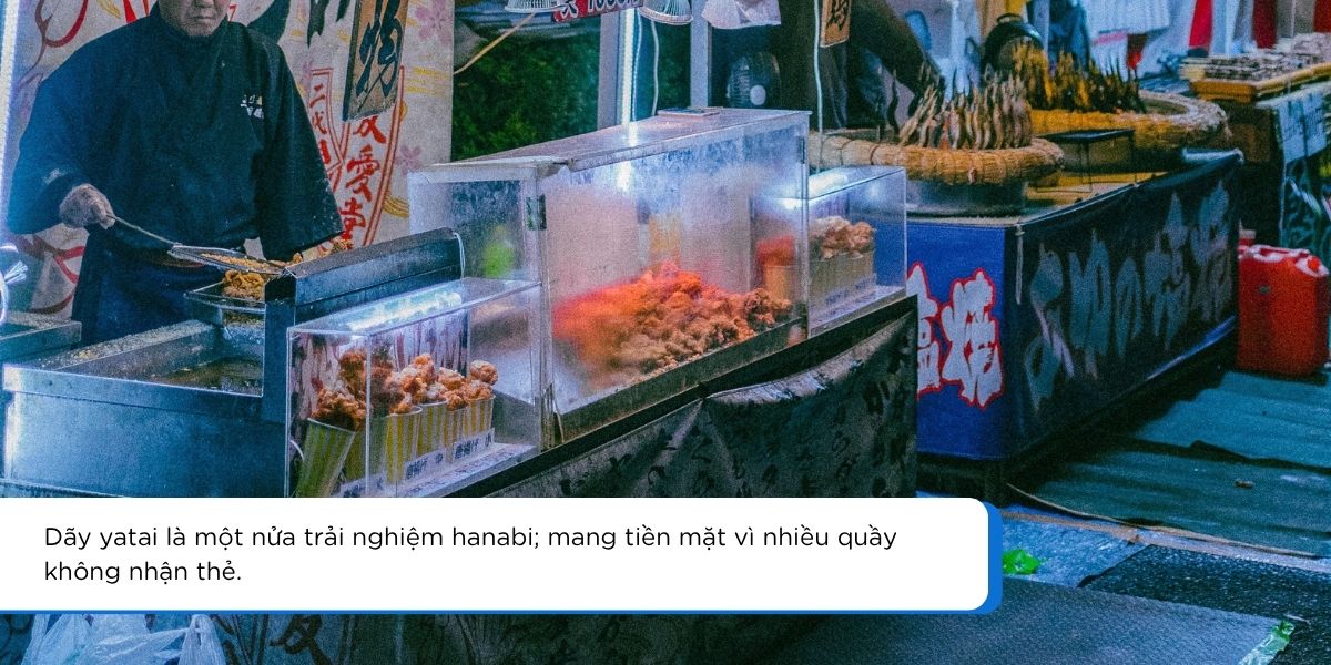 Quầy hàng yatai và đèn lồng tại lễ hội mùa hè Nhật Bản 