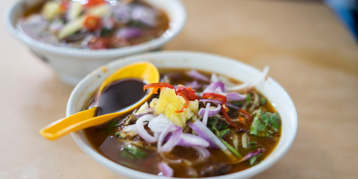 Tô Laksa nóng hổi – món mì truyền thống đặc trưng trong ẩm thực Malaysia.