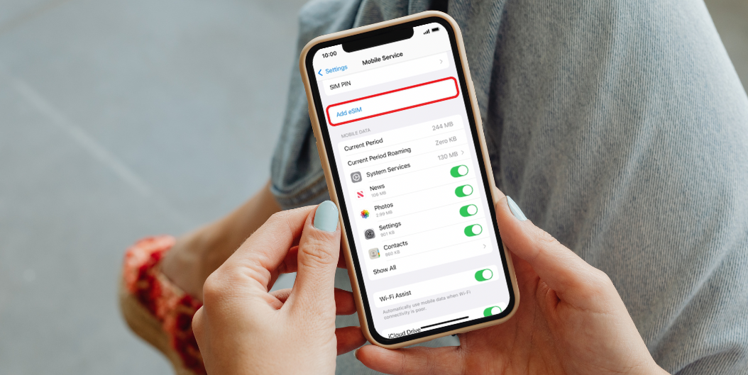 Người dùng đang cài đặt eSIM trên iPhone bằng cách quét mã QR trong phần Mobile Service