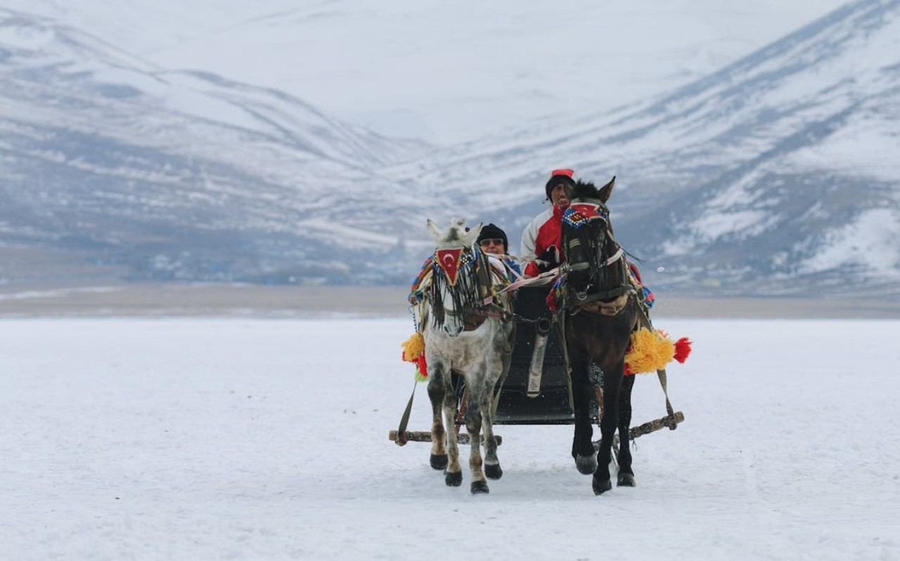horse trekking kyrgyzstan to Song-Kol Lake