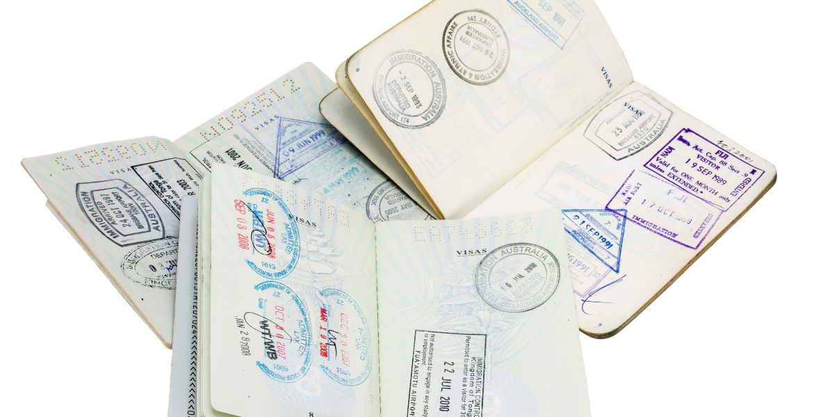 Nhiều hộ chiếu với các dấu xuất nhập cảnh từ các quốc gia khác nhau