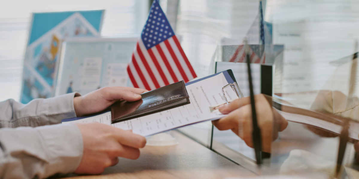 Người nộp hồ sơ xin visa Mỹ tại lãnh sự quán