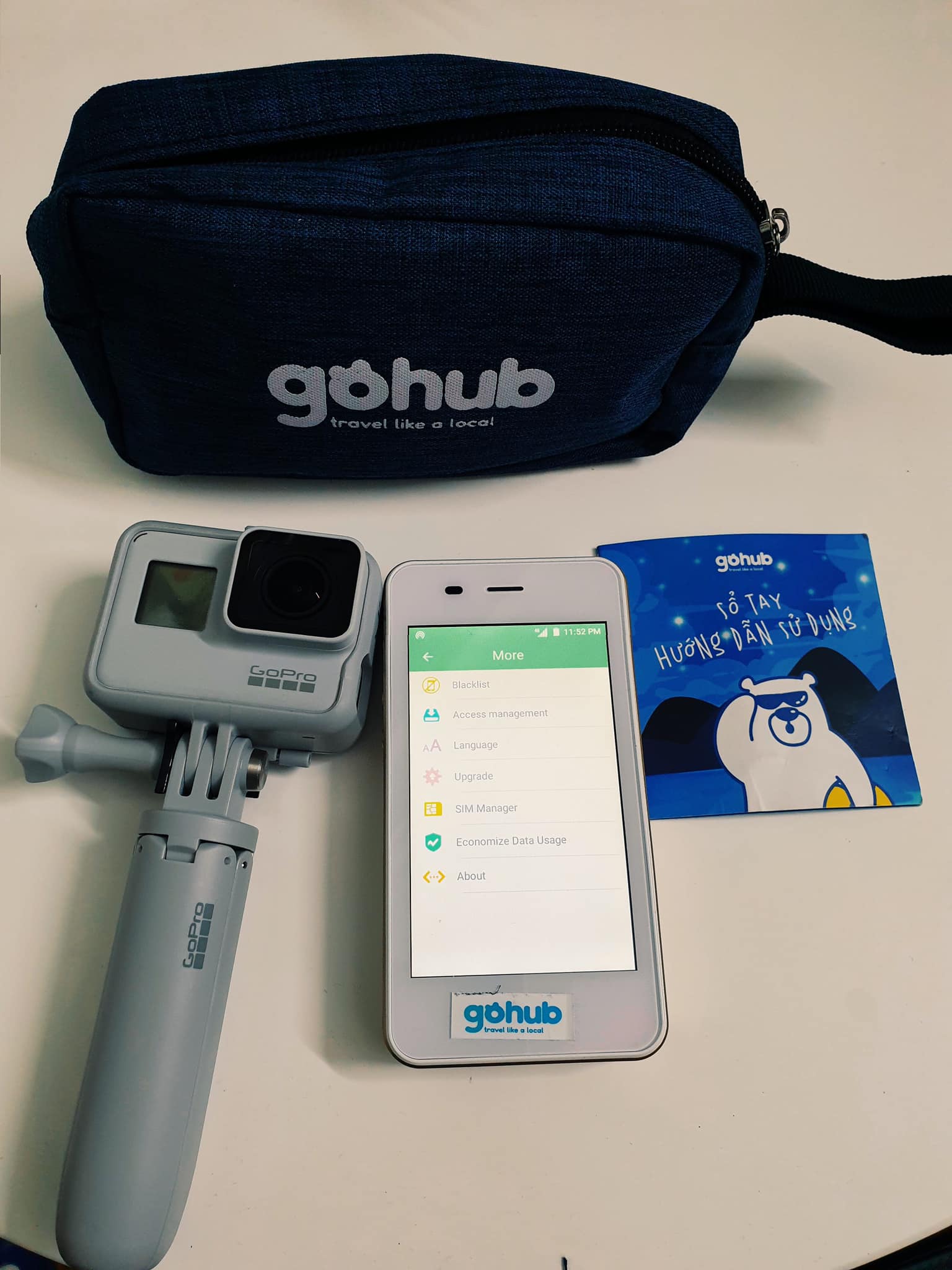 Du khách đang livestream tại Shibuya Crossing bằng eSIM Gohub tốc độ cao