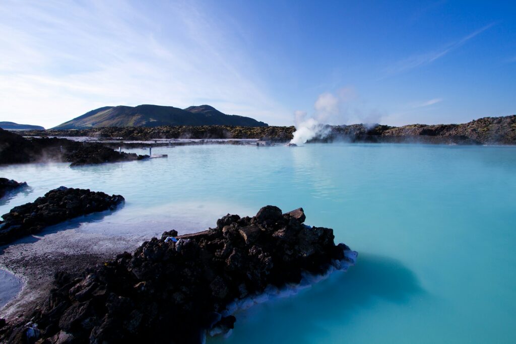 Blue Lagoon ở Iceland – suối khoáng nóng nổi tiếng giữa mùa đông, nơi thư giãn lý tưởng sau ngày lạnh giá.