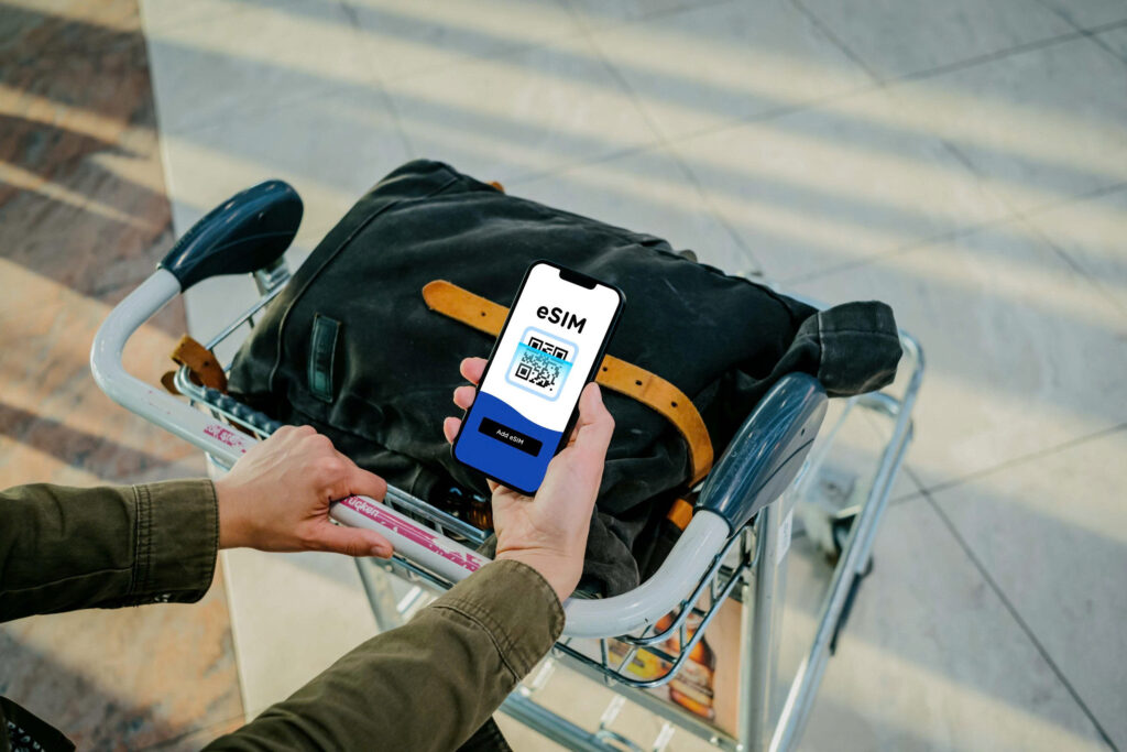 Khách du lịch sử dụng eSIM tại sân bay Incheon, Hàn Quốc