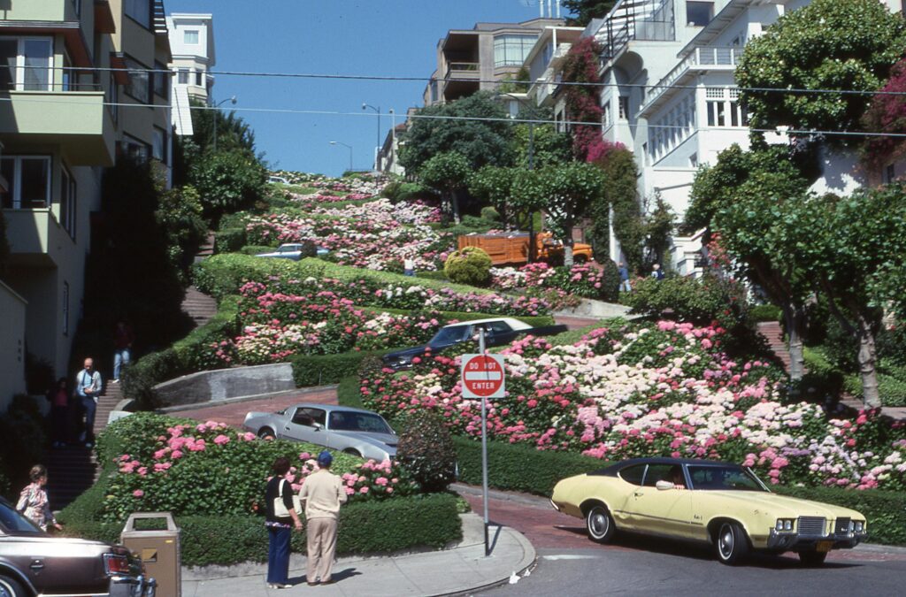 Lombard Street - con đường uốn lượn đẹp nhất San Francisco