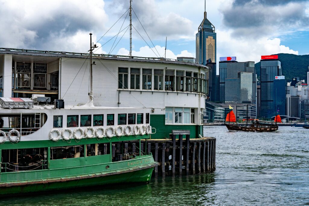 Phà Star Ferry tại bến cảng Victoria – Phương tiện di chuyển độc đáo giúp du khách vừa tiết kiệm vừa ngắm cảnh đẹp Hong Kong từ trên vịnh.