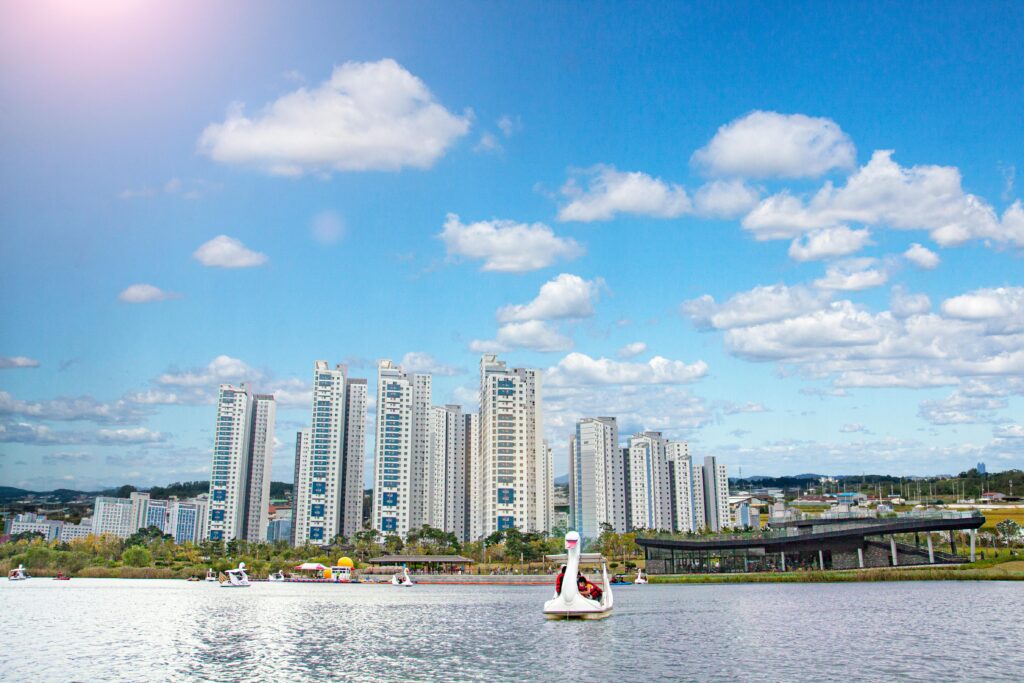 Toàn cảnh Songdo Central Park ở Incheon với hồ nước, du khách chèo thuyền thiên nga và các tòa nhà cao tầng hiện đại phía sau