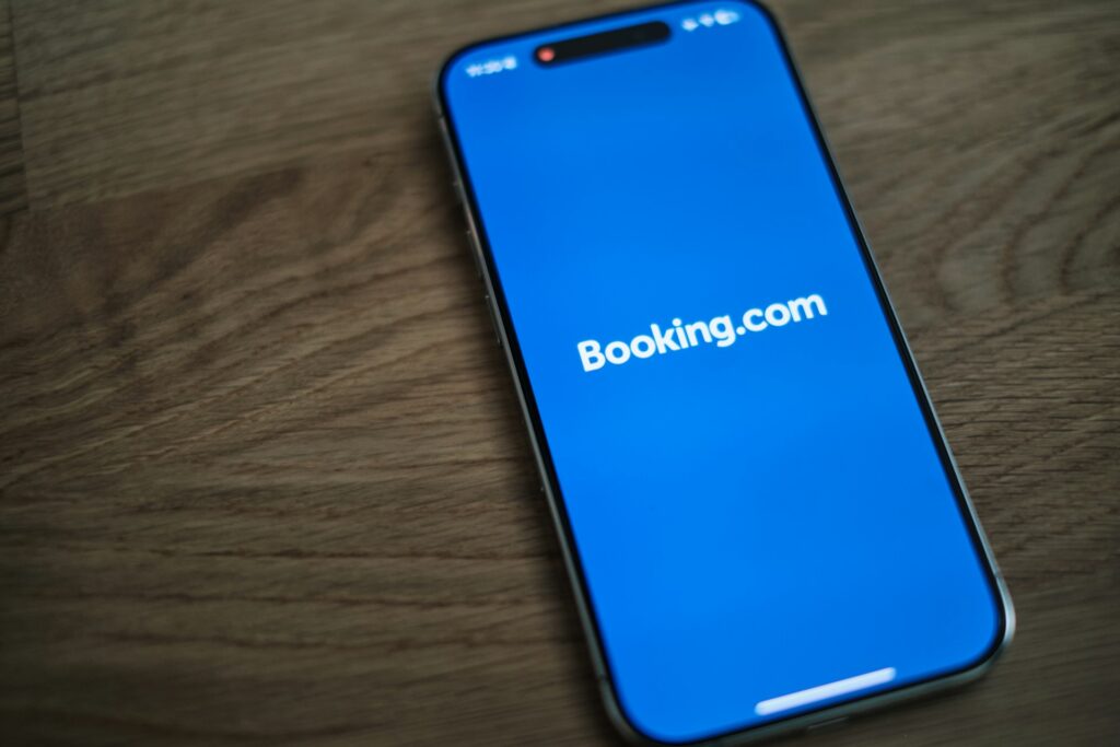 Giao diện ứng dụng Booking.com trên smartphone – công cụ đặt phòng khách sạn phổ biến cho du khách quốc tế.