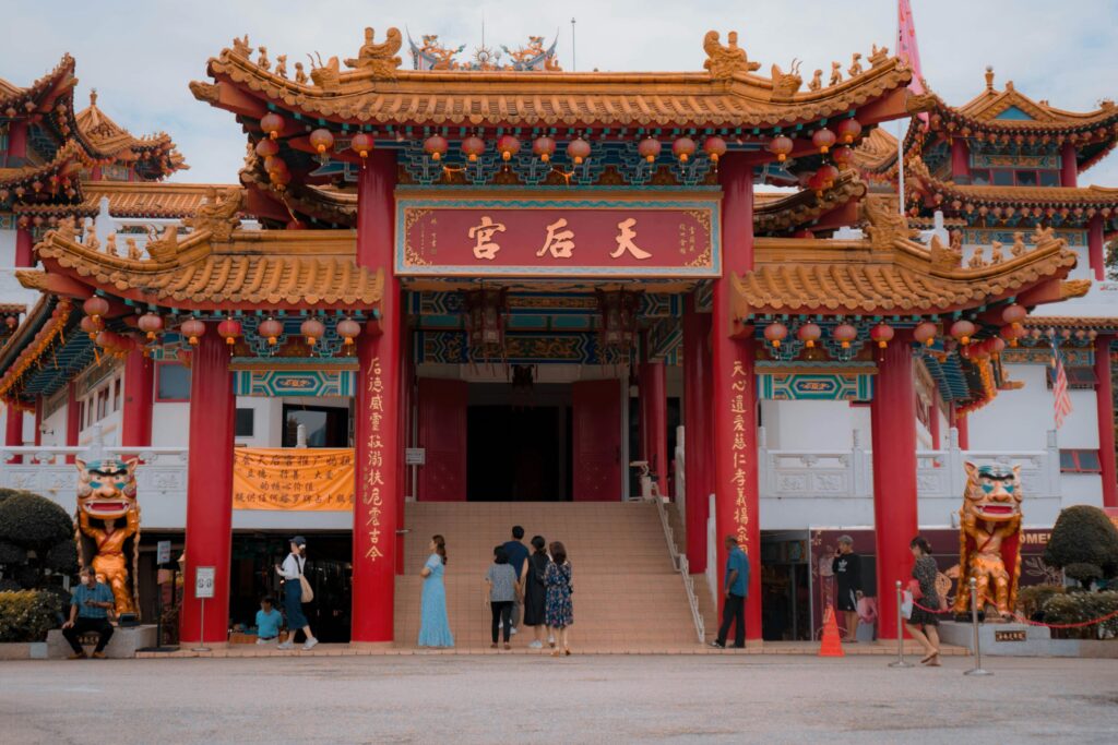 Du khách mặc trang phục kính đáo khi đi du lịch ở Malaysia