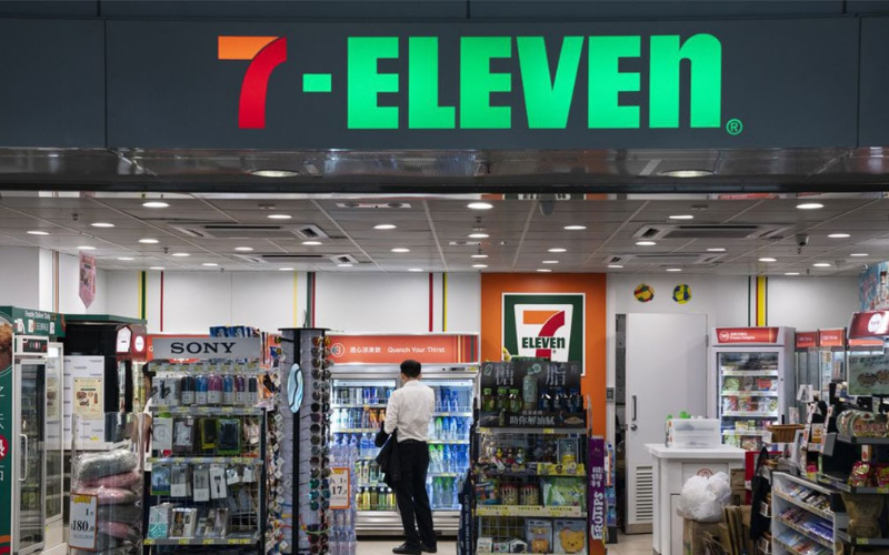 Bạn đến cửa hàng tiện lợi để nạp tiền 