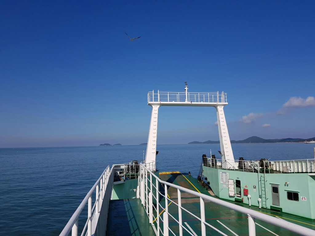 Phà di chuyển giữa các đảo ở Incheon Hàn Quốc dưới bầu trời xanh trong, phía xa là đường chân trời và những hòn đảo nhỏ