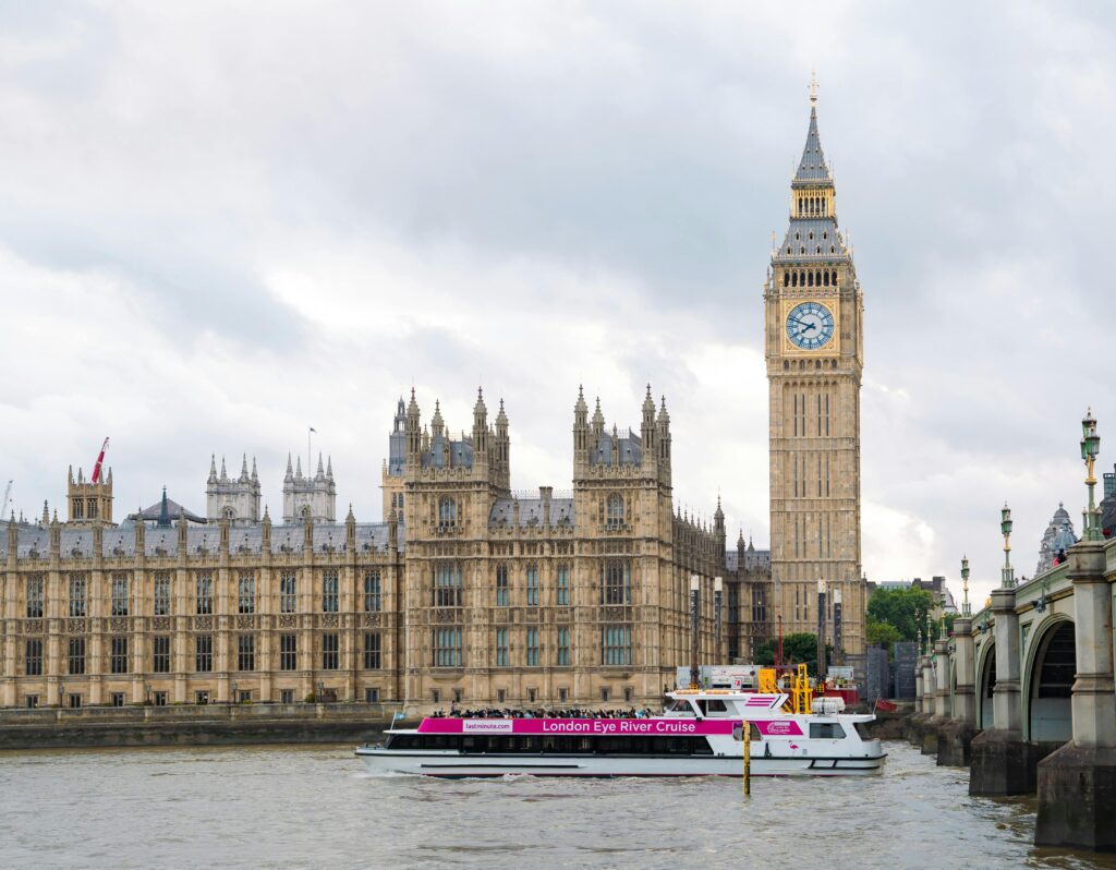 Biểu tượng du lịch đồng hồ Big Ben ở London