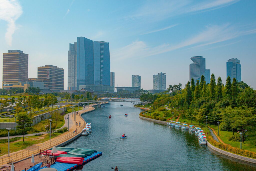 Toàn cảnh Songdo Central Park Incheon với hồ nước và toà nhà hiện đại