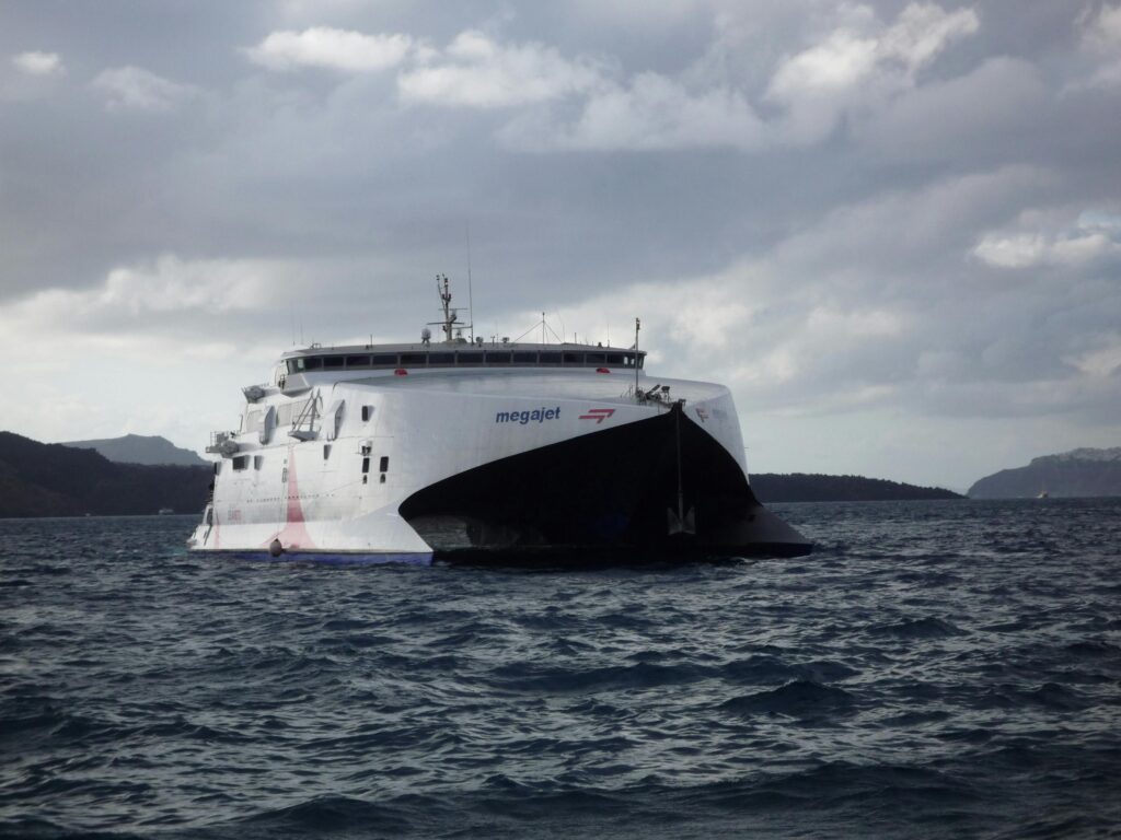 Phà đi đảo Santorini