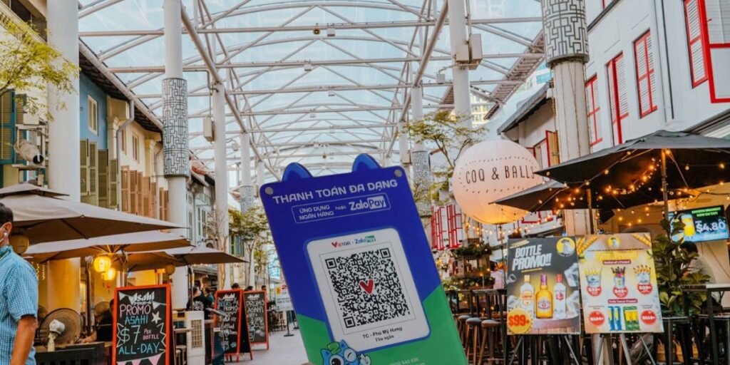 Thanh toán bằng ZaloPay khi mua hàng tại Singapore không cần đổi tiền mặt