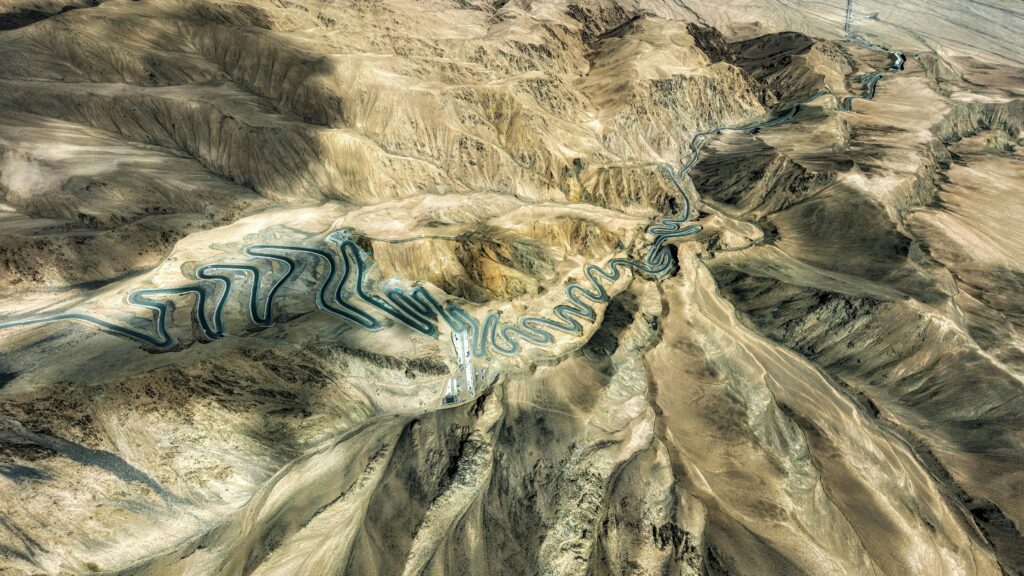 Cung đường đèo G314 ở Tân Cương với nhiều khúc cua tay áo ngoạn mục uốn lượn qua núi đá khô cằn