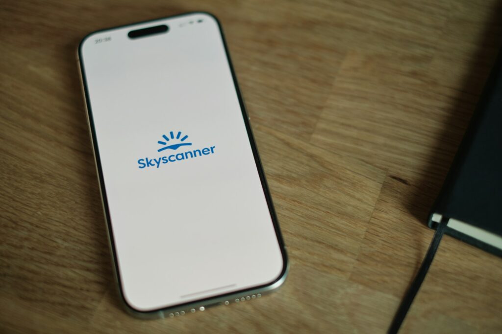 Ứng dụng Skyscanner trên điện thoại – công cụ săn vé máy bay giá rẻ cho du khách quốc tế.