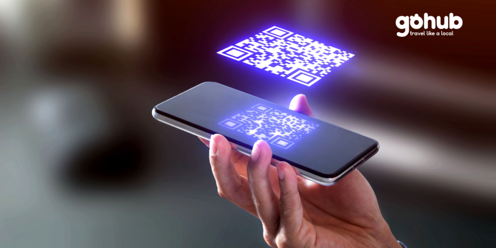 Du khách dùng điện thoại kích hoạt eSIM GoHub để có internet ngay khi hạ cánh ở Bali
