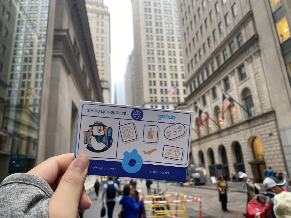 Doanh nhân đang họp online ở khách sạn Seoul bằng eSIM tốc độ cao